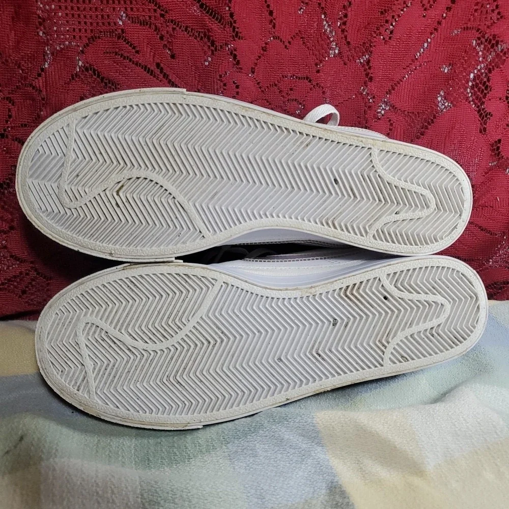 Women's Nike Court‎ Legacy White Leather Iridescent Sneaker Size 7.5 FD0820-100